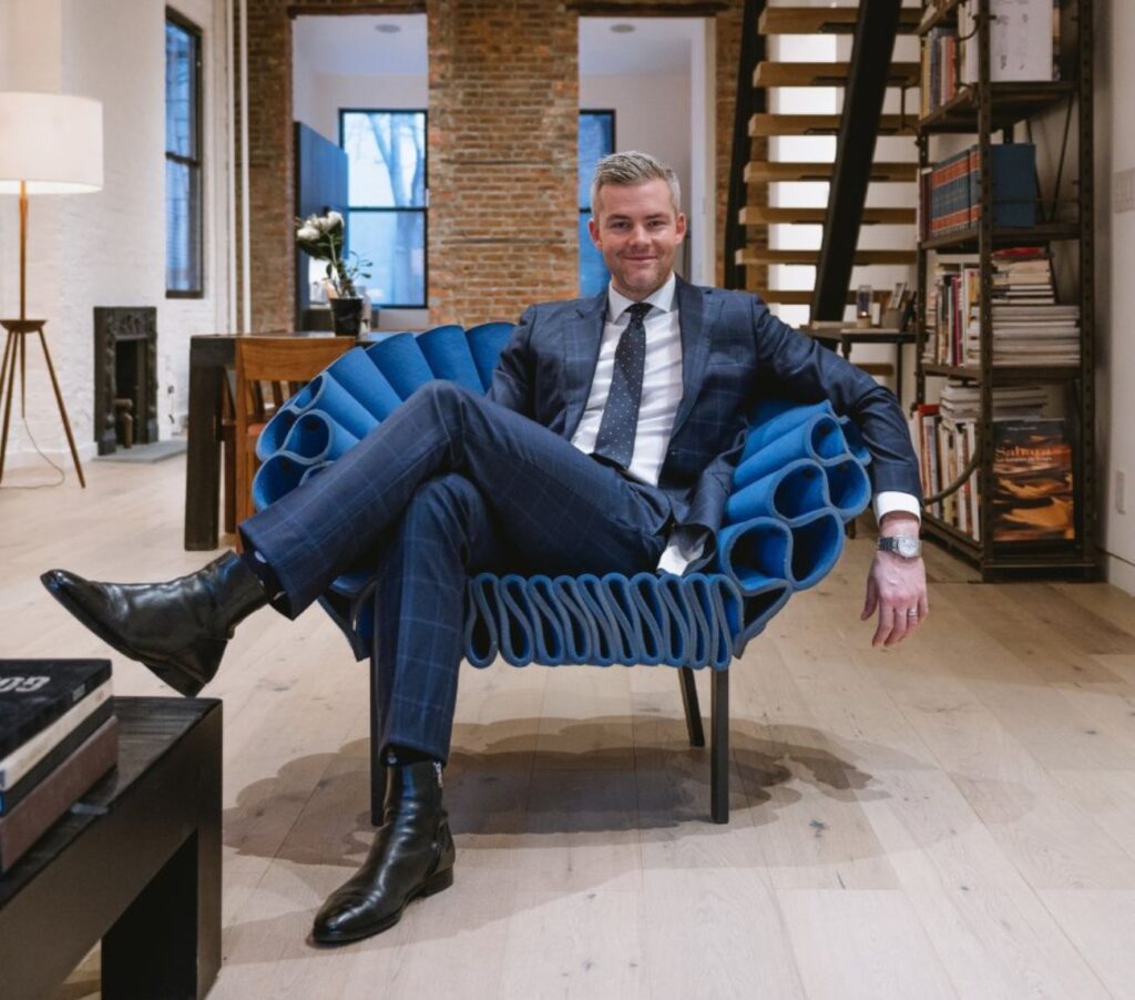 ryan-serhant-photo-pose